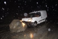 KAYA DÜŞTÜ - Kastamonu'da Yola Düşen Kaya Çarpan Aracın Sürücüsü Yaralandı