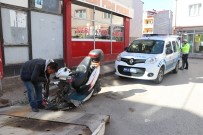 MOTOSİKLET SÜRÜCÜSÜ - Kaza Yaptı, Motosikleti Bırakıp Kaçtı