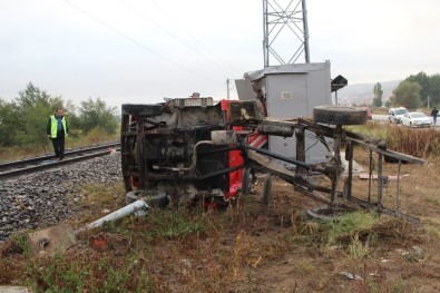 Kütahya'da yük treni kamyonete çarptı: 2 yaralı