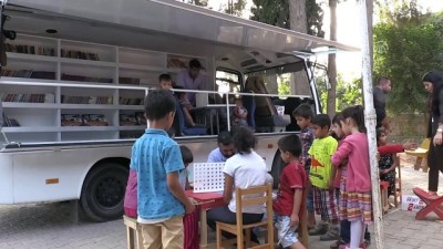 Minibüsle Köy Çocuklarına Kitap Taşıyorlar