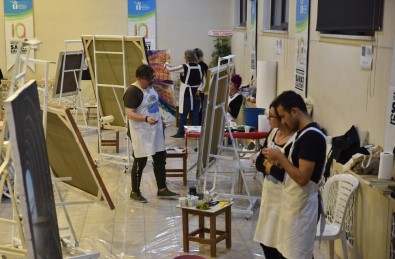 Sanat Çalıştayında Eserler Şekilleniyor