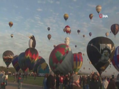 Sıcak Hava Balonları Gökyüzünü Renklendirdi