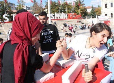 Sivas'ta Bilekler Yarıştı