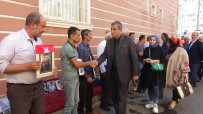 OTURMA EYLEMİ - Tatvan Gönüllüleri'nden HDP Önünde Evlat Nöbeti Tutan Ailelere Ziyaret