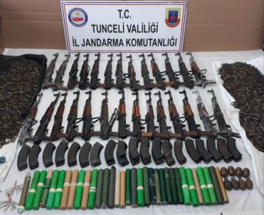 Tunceli'de Teröristlerin 2 Silah Deposu İmha Edildi