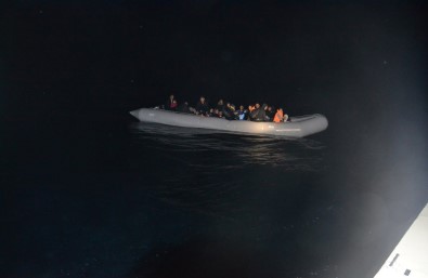 95 Düzensiz Göçmen Sahil Güvenlik Uçağı Sayesinde Yakalandı