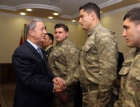 TÜRK SILAHLı KUVVETLERI - Bakan Akar, madalya kazanan güreşçileri kabul etti