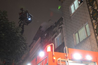 Bayrampaşa'da Çatıda Çıkan Yangın Vatandaşları Korkuttu