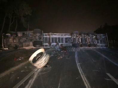 Bursa'da Feci Kaza...Devrilen Çekici İzmir Yolunu Kapattı