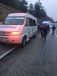 OKUL SERVİSİ - Denizli'de Öğrenci Servisi İle Minibüs Çarpıştı 3 Kişi Yaralındı
