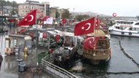BALIK EKMEK - Eminönü'ndeki Balıkçı Teknelerinde Satış Devam Ediyor