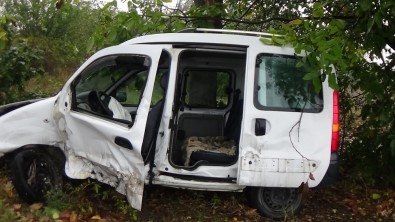 Hafif Ticari Araç İle Otomobil Çarpıştı Açıklaması 5 Yaralı