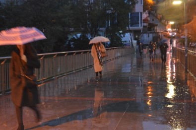 İstanbullular Güne Yağmur İle Uyandı