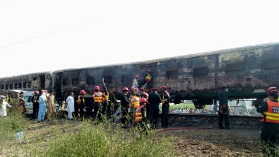 Pakistan'daki Tren Yangınında Kimlik Belirleme Çalışmaları Sürüyor