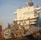 KAMYON ŞOFÖRÜ - Parçalanmak Üzere Olan Gemiye Dev Akaryakıt Operasyonu