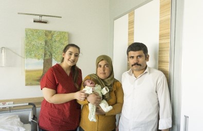 Parmak Bebek 4 Ayda Hayata Tutundu