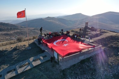 AKUT'tan 294 Metrelik Dev Türk Bayrağı İle Anma Töreni