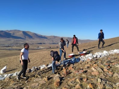 Atatürk Posterini Onarıp Boyadılar