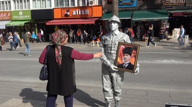 Atatürk'ü Anma Günü'nde Canlı Heykel İlgi Odağı Oldu