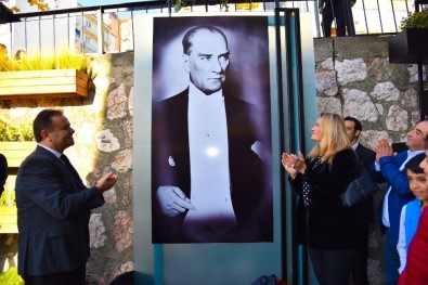 Atatürk'ün Resimleri Ve Sözlerinin Sergilendiği 100. Yıl Duvarı Açıldı