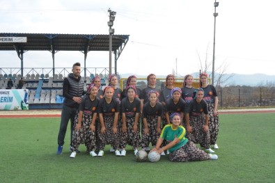Çanakkale'de Kızların Renkli Futbol Maçı