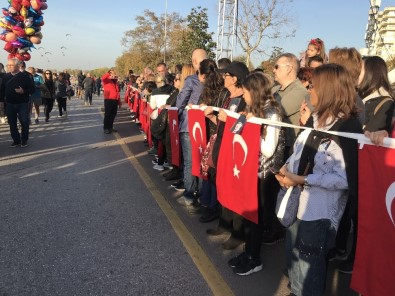 Kadıköy'de 6 Buçuk Kilometrelik Ata'ya Saygı Zinciri