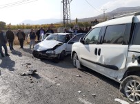 TİCARİ ARAÇ - Malatya'da Feci Kaza Açıklaması 4'Ü Ağır 11 Yaralı