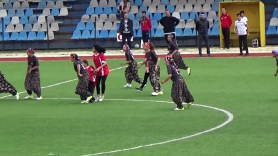Şalvarspor Kız Futbol Takımı, Maça Şalvar Ve Çemberleriyle Çıktı