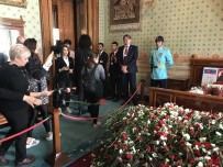 ANMA TÖRENİ - Vatandaşlar Dolmabahçe Sarayı'na Akın Etti