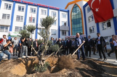 Bakan Çavuşoğlu Antalya'da 'Geleceğe Nefes' İçin Ağaç Dikti