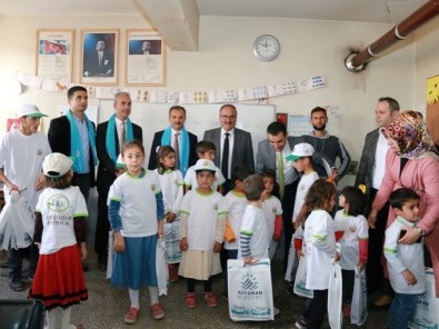 Belediye Başkanı Kılınç, Köy Okulu Öğrencilerine Kırtasiye Malzemesi Dağıttı