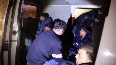 'Dur' İhtarına Uymayan Araçta 17 Düzensiz Göçmen Yakalandı