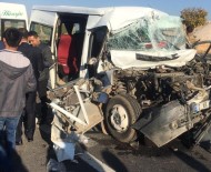 Mardin'de Öğrenci Servisi Tırla Çarpıştı Açıklaması 3'Ü Ağır 8 Yaralı Haberi