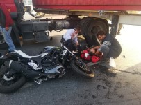 (Özel Yasak Yerden Dönüş Yapan Tıra Motosiklet Çarptı Açıklaması 1 Yaralı