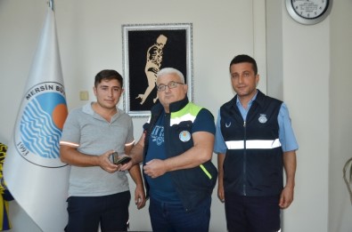 Vatandaşın Düşürdüğü Cüzdanı Büyükşehir Personeli Buldu