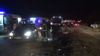 YOLCU MİNİBÜSÜ - Yolcu Minibüsü İle Otomobilin Kafa Kafaya Çarpıştığı Kazada Baba Ve Oğul Hayatını Kaybetti