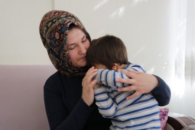 Aynaya Bakınca Kulaklarını Kapatıyor