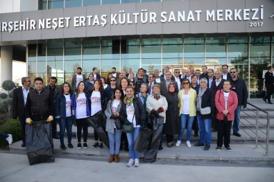 Belediye Başkanı Sigara İzmariti Ve Çöp Topladı