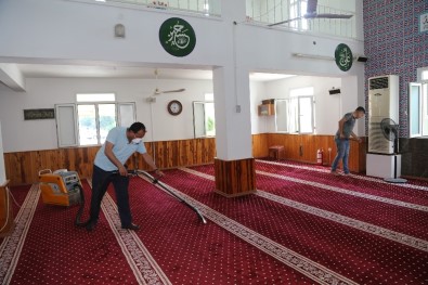 Erdemli Belediyesi'nin Camilerdeki Temizlik Çalışmaları Sürüyor