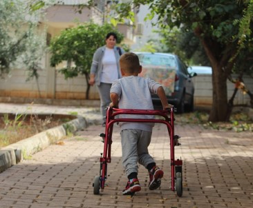 Fedakar Anne Her İlmeği Oğlu İçin Atıyor
