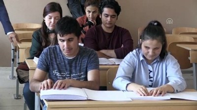 Görme Engelli Öğrencisi İçin Braille Nota Sistemini Öğrendi