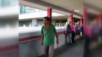 PROTESTO - Hong Kong'da Eylemciler Çin Yanlısı Bir Adamı Yaktı