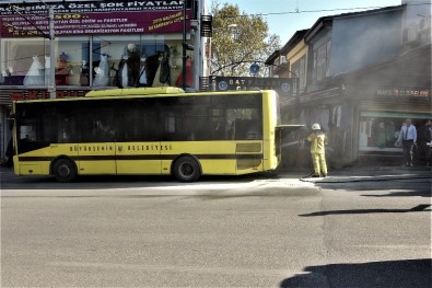 Kahraman Şoför, İçinde Yolcularla Birlikte Yanan Otobüsünü Böyle Söndürdü