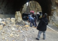 KARAYOLLARI - Karayoluna Kaya Düştü, Ekipler Kısa Sürede Yolu Açtı