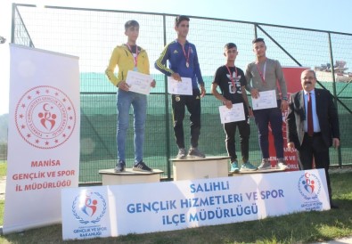 Salihli'de Öğrenciler Atatürk'ü Anmak İçin Koştu