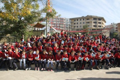 Siirt'te Bin 300 Öğrenci Aynı Anda Kitap Okudu