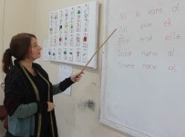 OKUMA YAZMA KURSU - Ukraynalı Genç Kadın 3 Haftada Türkçe Okuma Yazmayı Öğrendi