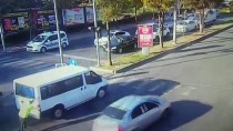 POLİS MEMURU - Arızalanan Minibüsün Polisin Yardımıyla Yol Kenarına İtilme Anı Güvenlik Kamerasında