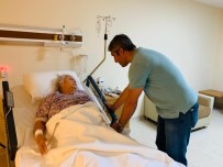 ALTAN KARINDAŞ - Başkan Oktay'dan Usta Oyuncu Karındaş'a Hasta Yatağında Ziyaret