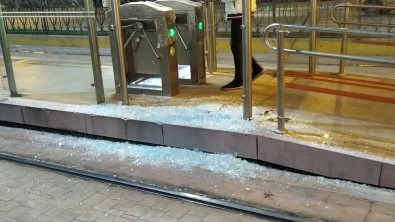 Tramvay ile peron arasına sıkıştı